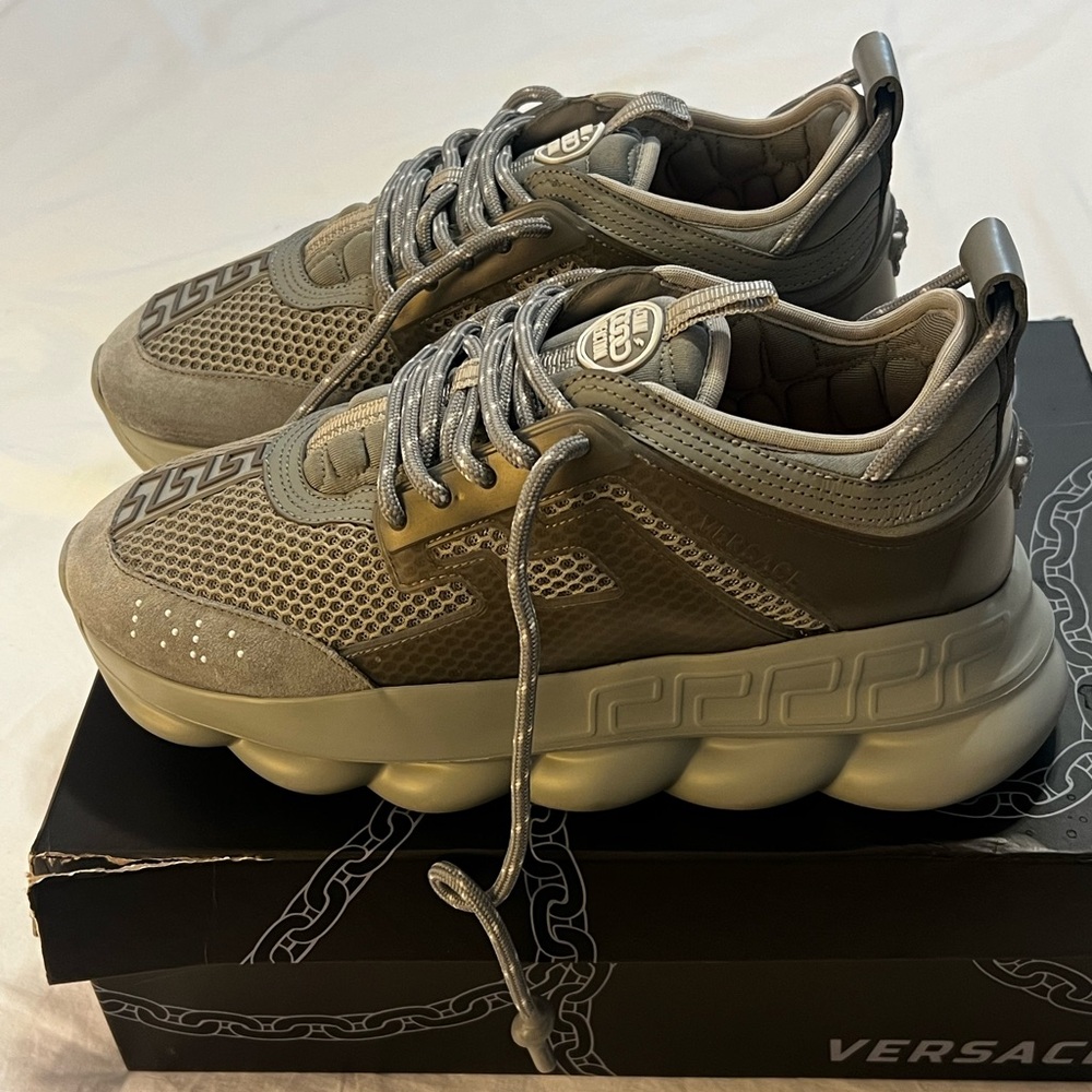 Versace sneaker size 42/9 color: papyrus light worn once by guy in a wheelchair